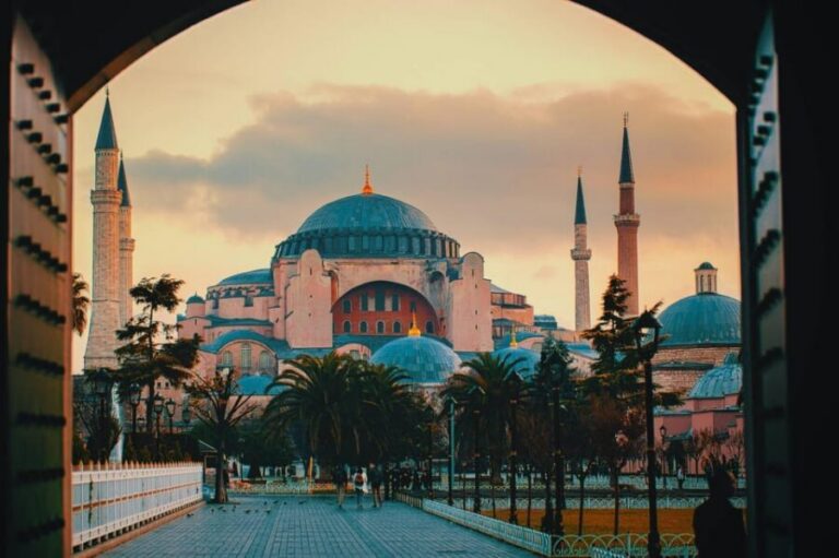Istanbul: Blue Mosque, Hagia Sophia, & Basilica Cistern Tour - Basilica Cistern fast entry and the Medusa heads