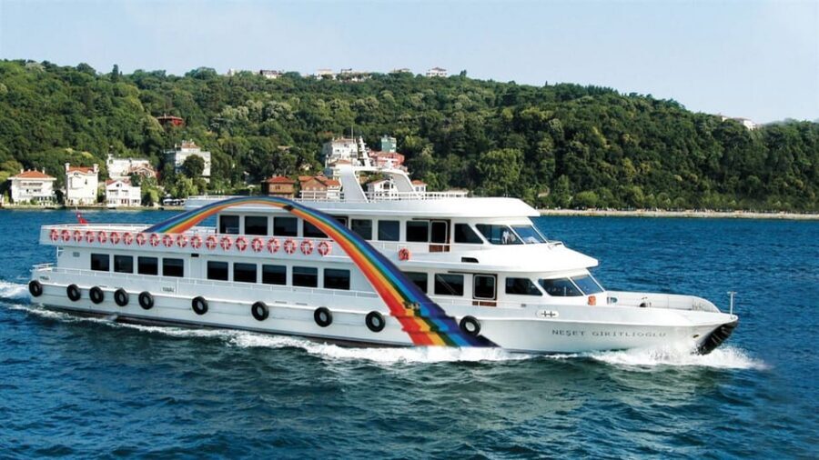 Istanbul: Bosphorus Sightseeing Cruise with Sunset Option - Sunset timing: choosing 4 PM vs 5 PM