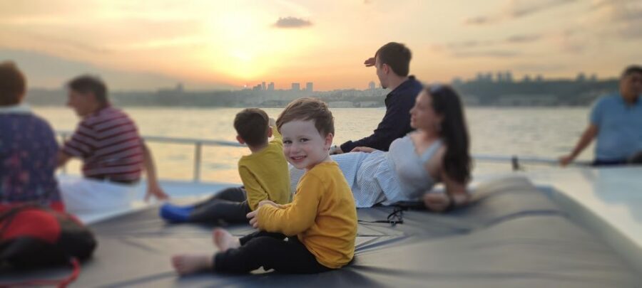 Istanbul: Bosphorus Sunset Cruise on Yacht with Live Guide - What’s on board (and what “luxury yacht” practically means)