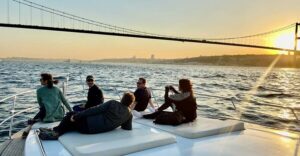 Istanbul: Bosphorus Yacht Cruise at Sunset with Snacks - Dolmabahce, Maiden’s Tower, Bridges, and Rumeli: What You See as Light Changes