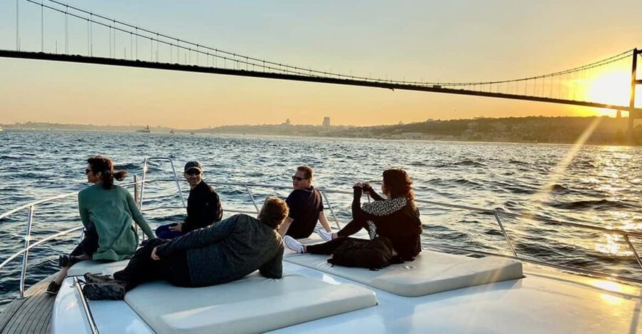 Istanbul: Bosphorus Yacht Cruise at Sunset with Snacks - Dolmabahce, Maiden’s Tower, Bridges, and Rumeli: What You See as Light Changes