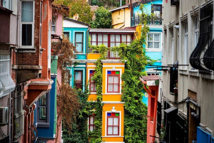 Istanbul: Colorful Fener & Balat Walking Tour w/Expert Guide - Starting at Balat Merkez Şekercisi: your first “small win” is getting oriented