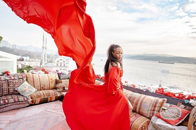 Istanbul Photoshoot tour with Local Photographer - Stop 1: Istiklal Caddesi and the Historical Red Tram