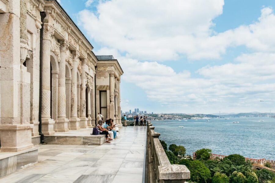 Istanbul: Topkapi Palace and Harem Guided Tour with Ticket - Meet in Sultanahmet: Ersoy Bufe and a quick orientation walk
