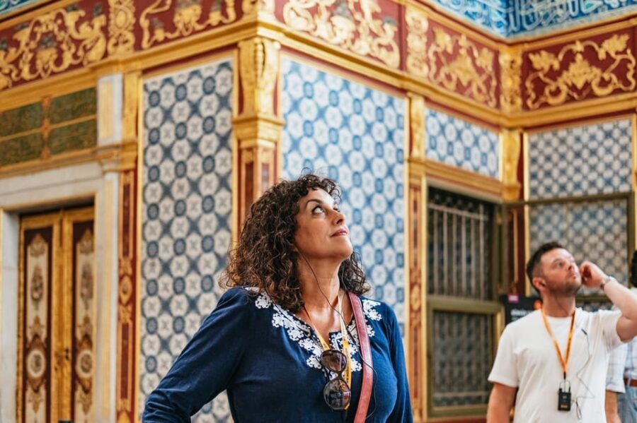 Istanbul: Topkapi Palace and Harem Guided Tour with Ticket - Craft details in the Harem: mother-of-pearl, Iznik tiles, and Quranic inscriptions
