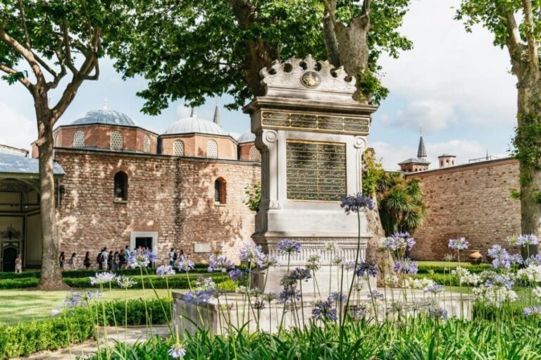 Istanbul: Topkapi Palace and Harem Guided Tour with Ticket - Entering Topkapi Palace: courtyards, pavilions, and those Golden Horn terraces