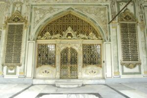 Istanbul: Topkapi Palace & Harem Tour Skip-the-Line Ticket - The first courtyards: where Ottoman power starts making sense