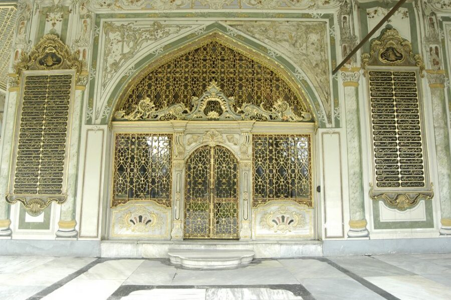 Istanbul: Topkapi Palace & Harem Tour Skip-the-Line Ticket - The first courtyards: where Ottoman power starts making sense
