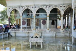 Small-Group Topkapi Palace and Harem Tour with Tickets - Meeting in Sultanahmet Square and Beating Istanbul Traffic