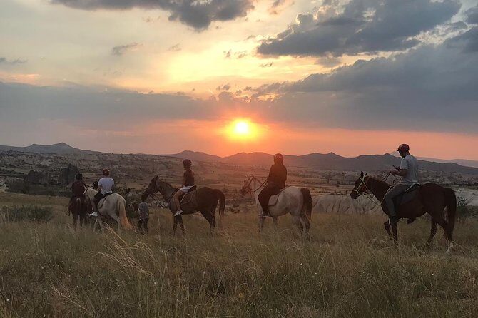 Sunset Horsebackriding-Tour through the Valleys of Cappadocia - Rose Valley first: slow pace, wide views